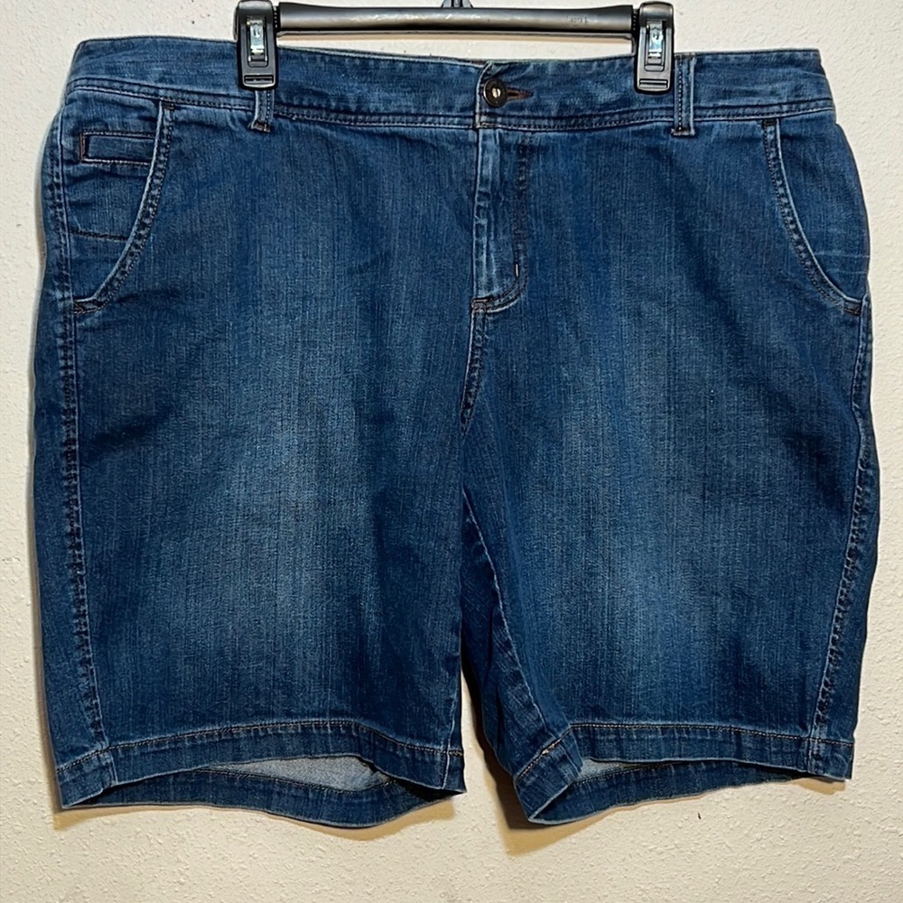 Eddie Bauer Womens Curvy Blue Jean Shorts 21 Inches Laying Flat